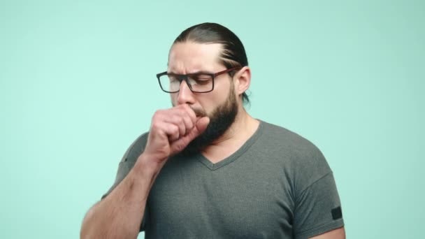 Hombre Preocupado Gafas Haciendo Una Elección Responsable Para Toser Puño — Vídeos de Stock