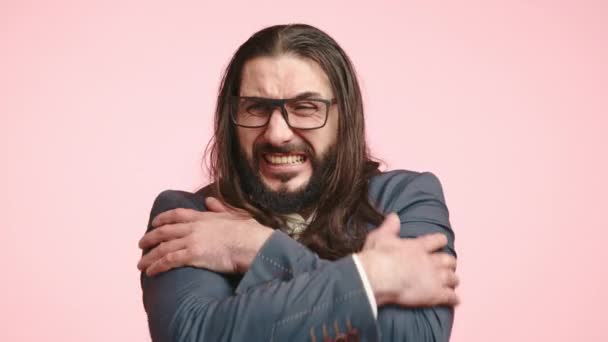 Mężczyzna Stroju Biznesowym Okularach Długich Włosach Wyraźnie Drży Przytulając Się — Wideo stockowe