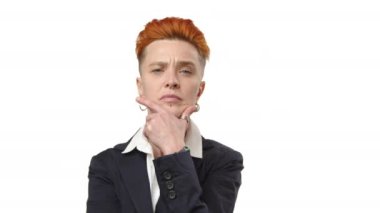 Canlı kızıl saçlı düşünceli bir kadın derin derin düşünür, parmakları çenesinde, yansımayı sembolize eder. Takımının klasik kesimi zamansız stili anlatıyor. Kamera 8K HAM. 