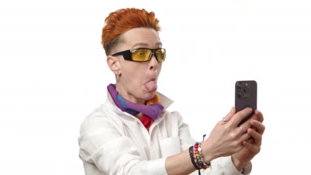 Lesbijka Stylowych Okularach Przeciwsłonecznych Pomarańczowych Włosach Figlarnie Wystaje Języka Podczas — Wideo stockowe