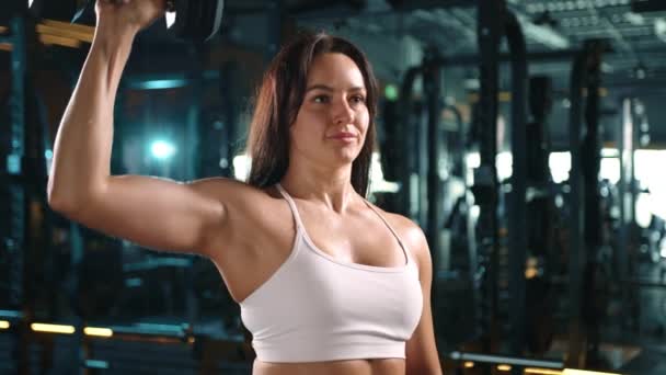 Treinador Fitness Feminino Profissional Demonstra Treino Halteres Com Foco Forma — Vídeo de Stock