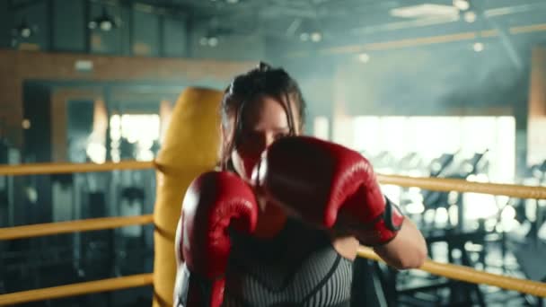 一位专心致志的女拳击手面对镜头 用她的红色拳击手套进行了一系列有力 展示了速度和技巧 8K照相机 — 图库视频影像