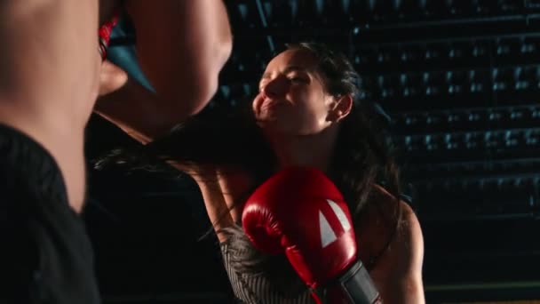 在一个尖端的体育馆里 一个女拳击手的动作被仔细地观察着 动作非常慢 这让人可以清楚地看到她训练背后的精确性和奉献精神 8K照相机 — 图库视频影像