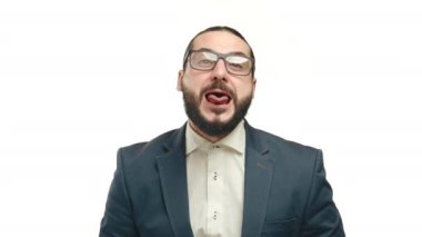Akıllı giyimli bir işadamı, dilini dışarı çıkararak neşeli bir tarafı sergiliyor, mizahi bir etki yaratmak için resmi bir ayarla birleştiriliyor. Şirket hayatının aydınlık tarafını temsil etmek için ideal.