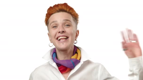 Eine Strahlende Frau Mit Auffallend Roten Haaren Begrüßt Mit Einem — Stockvideo