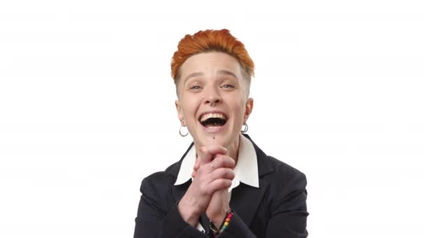 Μια Χαρούμενη Γυναίκα Κόκκινα Μαλλιά Δεν Μπορεί Συγκρατήσει Γέλιο Της — Αρχείο Βίντεο