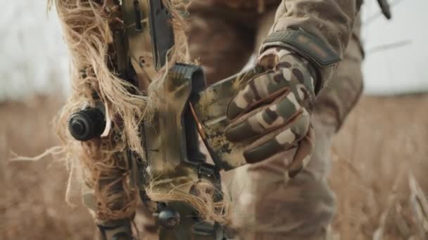 Sniper Insère Chargeur Dans Son Fusil Avec Soin Délibéré Moment — Video