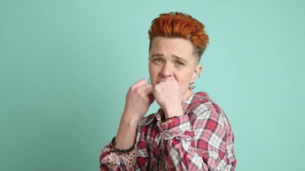 Lesbiană Veselă Coafură Modernă Imită Jucăuș Gesturile Box Prezentându Spiritul — Videoclip de stoc