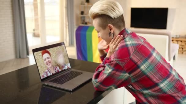 レズビアンはパートナーとの有意義なビデオ通話に従事しており 物理的な距離にもかかわらず 深く個人的なつながりを促進するラップトップの画面です 高品質の4K映像 — ストック動画