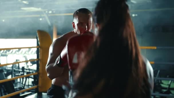 Femeie Dedicată Boxerului Antrenează Sub Ochiul Atent Antrenorului Experimentat Concentrându — Videoclip de stoc