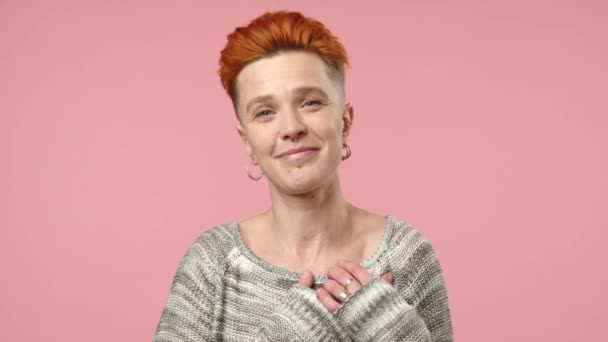Kızıl Saçlı Piercingli Bir Kızın Ellerini Izleyiciye Uzatarak Sevgiyi Sevgiyi — Stok video