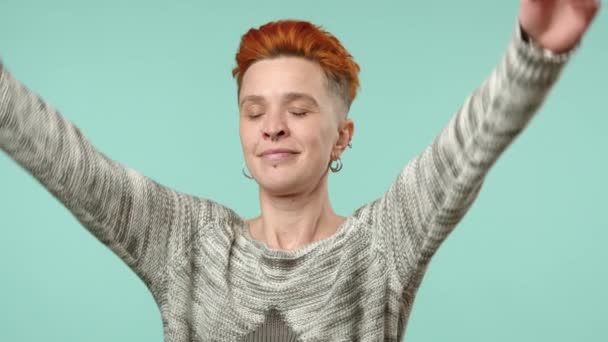 Освежающая Утренняя Растяжка Молодой Женщины Огненно Рыжими Волосами Задающая Тон — стоковое видео