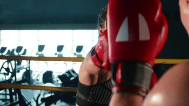 Kendini işine adamış bir bayan boksör ve koçu, antrenman sırasında boks tekniğini titizlikle analiz etmek ve mükemmelleştirmek için 120fps 'de yavaş çekim görüntülerinden faydalanırlar. Kamera 8K HAM. 