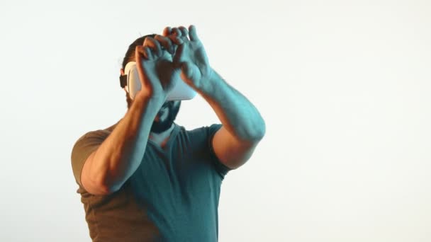 Hombre Inmerso Realidad Virtual Utilizando Auricular Para Interactuar Con Mundo — Vídeos de Stock