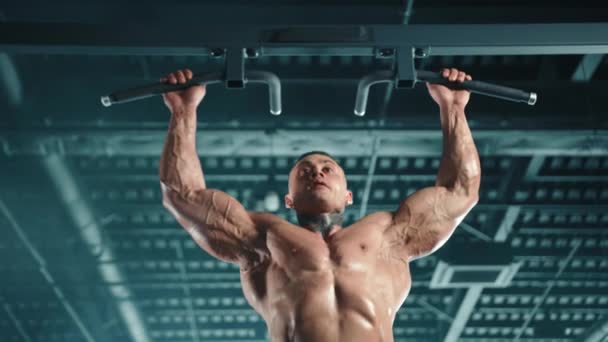 Skjorta Muskulös Man Med Väldefinierad Fysik Utför Pull Ups Gym — Stockvideo