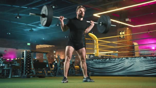 Atleta Masculino Concentrado Executa Agachamentos Barbell Sua Postura Forma Sublinhando — Vídeo de Stock