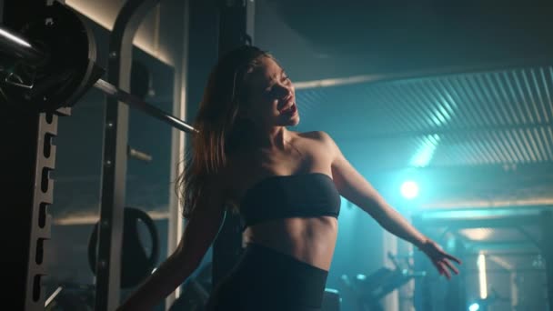 Mladá Žena Kreativně Kombinuje Své Činky Cvičení Taneční Pohyby Zpěv — Stock video