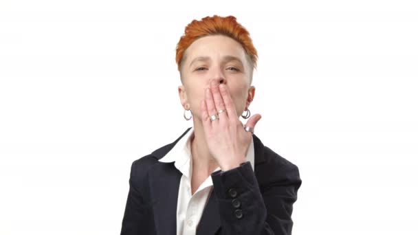 Uma Mulher Elegante Com Cabelo Vermelho Ardente Envia Beijo Caprichoso — Vídeo de Stock