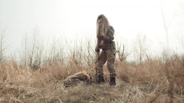 Sahada Keskin Nişancı Bir Kadın Tüfeğinin Namlusuna Dikkatlice Susturucu Yerleştiriyor — Stok video
