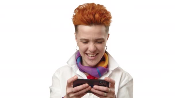 Oyununa Dalmış Kızıl Saçlı Bir Kadın Dijital Eğlenceye Dalmış Akıllı — Stok video