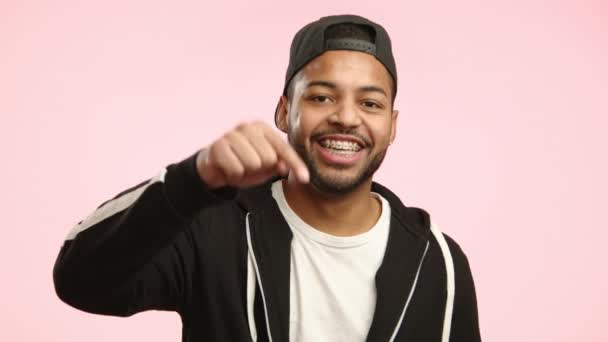 Diş Teli Takan Neşeli Genç Bir Adam Olumlu Bir Jest — Stok video