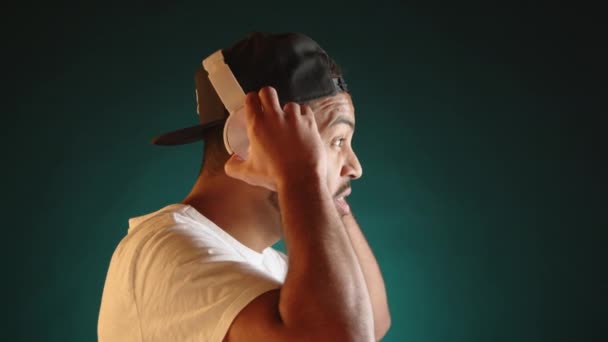 Uyumlu Melodilerle Dolu Bir Dünyaya Dalmış Şık Şapkalı Beyaz Kulaklıklı — Stok video