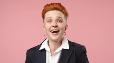 Profesyonel bir iş kadınının hoş bir sürprizini yakalayan bir görüntü. Yüzü sıcak ve samimi bir gülümsemeyle ışıldıyor. Olumlu ve mutluluk saçıyor.. 