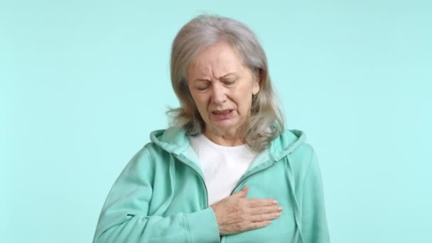 Martwiąca Się Starsza Kobieta Chwyta Klatkę Piersiową Dyskomforcie Lub Bólu — Wideo stockowe