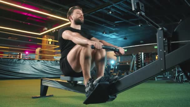 Fitness Rajongó Teljesen Elmerül Evezőgép Edzés Nyomja Kitartást Egy Erős — Stock videók
