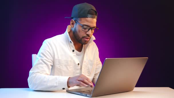 캐주얼 재킷과 전문적으로 노트북을 활기찬 보라색 배경에 작품에 라이프 스타일을 — 비디오