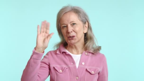 Een Oudere Dame Een Roze Jasje Steekt Haar Hand Uit — Stockvideo