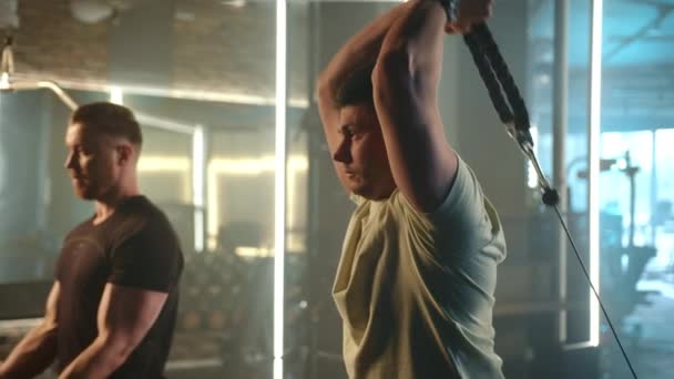 两名全神贯注的男子正在进行激烈的交叉锻炼 同时在一个动态的体操环境中锻炼他们的背部和手臂肌肉 8K照相机 — 图库视频影像