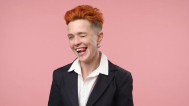 Parlak ve çekici, kızıl saçlı bu iş kadını büyüleyici bir göz kırpma ve gülümseme takınıyor. Tavırları, cana yakın tavırları ve şık elbisesiyle ona yaklaşılabilirliği.. 