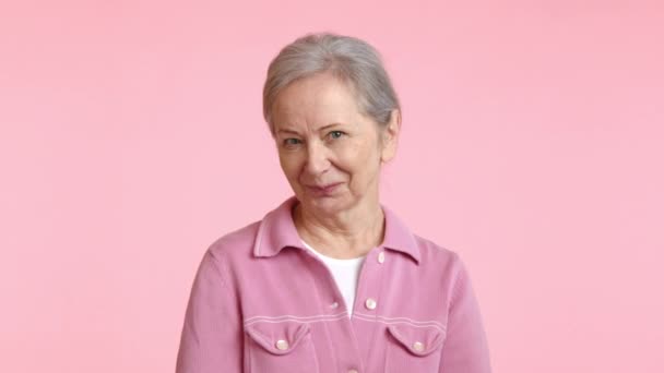 Счастливая Пожилая Женщина Розовой Куртке Тепло Улыбается Глаза Мерцают Радости — стоковое видео