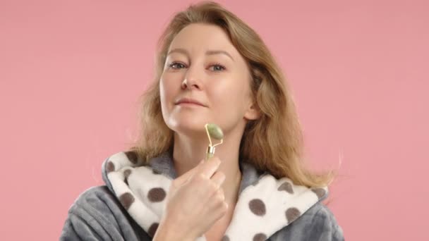 Eine Reife Frau Führt Eine Gesichtsmassage Mit Einer Jade Walze — Stockvideo
