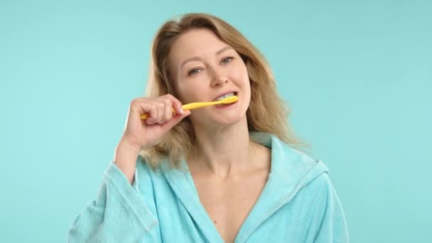 Eine Junge Frau Nimmt Ihrer Morgendlichen Zahnhygiene Routine Teil Und — Stockvideo