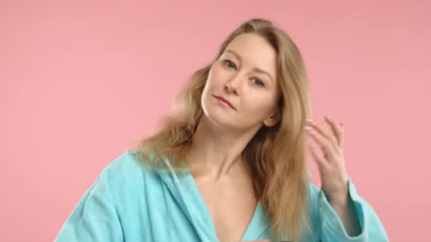 Zdjęciu Młoda Kobieta Jasnoniebieskim Szlafroku Starannie Czesająca Długie Blond Włosy — Wideo stockowe