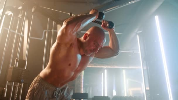 一名肌肉发达的男子赤身裸体参加了激烈的电缆交叉锻炼 目标是他的上半身肌肉在当代的健身房设置 8K照相机 — 图库视频影像