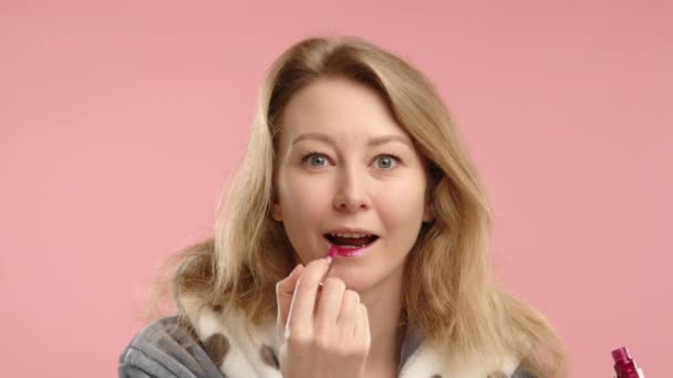 Uma Jovem Atraente Robe Aconchegante Aplica Batom Rosa Com Precisão — Vídeo de Stock