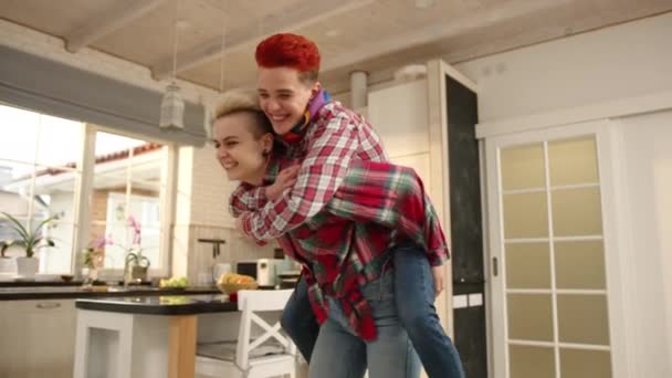 Playful Loving Lesbian Couple Enjoys Lighthearted Moment Piggybacking Laughing Kitchen — Vídeo de stock