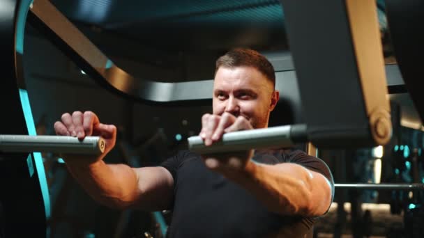 Man Focused His Fitness Journey Performs Chest Press Machine Gym — Αρχείο Βίντεο