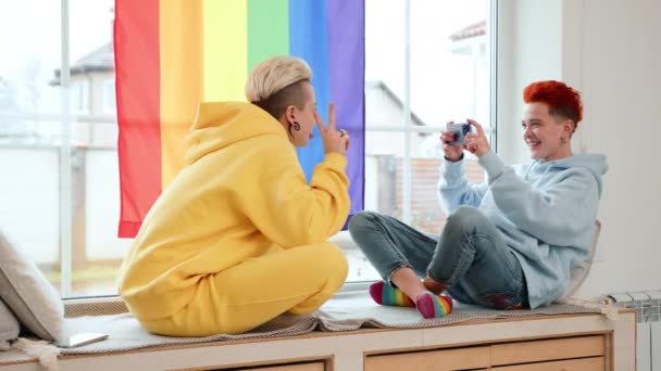 Home Lesbian Couple Shares Joy Capturing Playful Photographs Each Other — Vídeo de stock