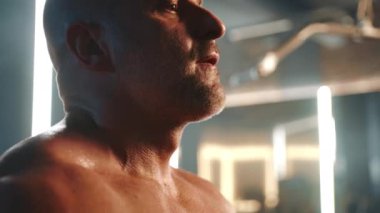 Spor meraklısı, bisepslerini kablo çapraz teçhizat üzerinde mükemmelleştirirken, spor salonunda kas gelişimine ve kol güçlendirmeye odaklanırken yakalanır. Kamera 8K HAM. 