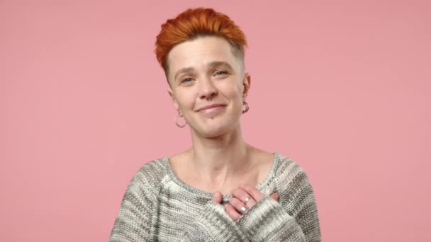 Kızıl Saçlı Piercingli Bir Kızın Ellerini Izleyiciye Uzatarak Sevgiyi Sevgiyi — Stok video