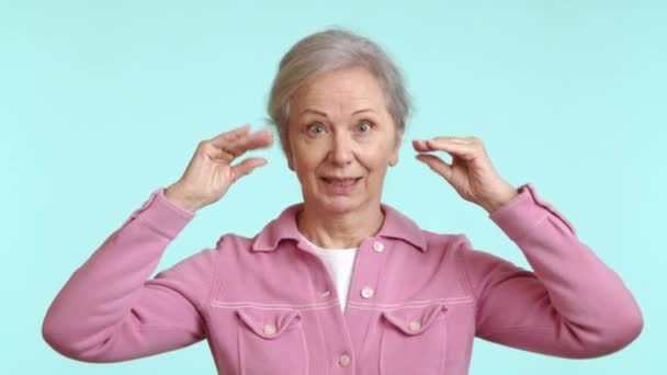 Una Signora Anziana Che Gesti Con Mani Illustra Concetto Che — Video Stock