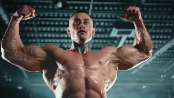 Bodybuilder Incredibilmente Muscoloso Flette Suoi Bicipiti Mostrando Definizione Dettagliata Forza — Video Stock