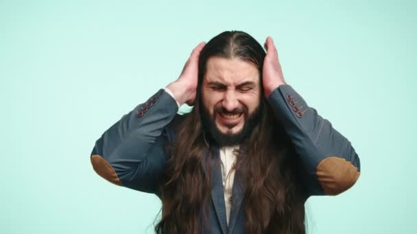 Egy Hivatalos Öltözetben Lévő Üzletembert Eláraszt Hangos Zaj Eltakarja Fülét — Stock videók