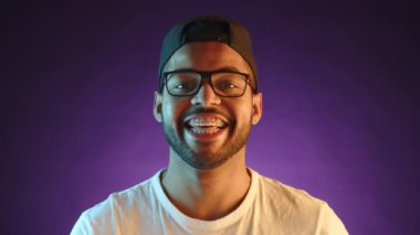 İçten ve ışıl ışıl, genç adamlar diş telleri ile gülümsüyor pozitif ışınlar, hayata karşı bulaşıcı bir hazzı yansıtıyor ve saf mutluluk anında utanmaz bir neşe. Kamera 8K HAM. 