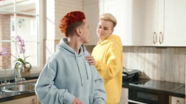 İki şık arkadaş modern bir mutfakta yemek pişirir, canlı sohbetin tadını çıkarırlar. Taze malzemeler kullanıyorlar ve sıcak bir dostluk paylaşıyorlar. Sağlıklı yemeklere odaklanmış modern bir yaşam tarzını benimsiyorlar.