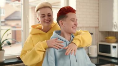 Modern bir mutfakta, farklı saç stilleri olan neşeli bir çift samimi anlar geçirir. Aşkları ve mutlulukları boşluğu sıcaklık ve sevinçle doldurup rahat bir atmosfer yaratıyor.